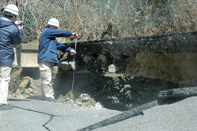 震災の余震で大きく地割れした道路。現代に断層が動いたことが信じられなかった