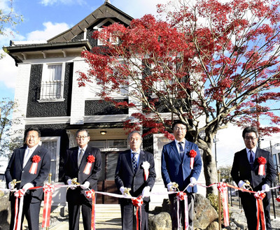 テープカットで開所を祝う伊沢町長（中央）ら