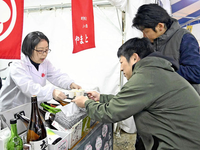 日本酒の飲み比べを楽しむ来場者