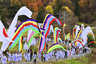 色とりどりの五反幡などをなびかせ、山里を練り歩いた「木幡の幡祭り」＝１日、二本松市