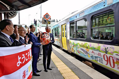 特別列車「開通９０周年号」を出迎えた内堀知事ら＝ＪＲ磐城塙駅