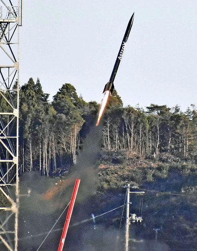 打ち上げられたAstroX社のハイブリッドロケット＝11月９日、福島県南相馬市