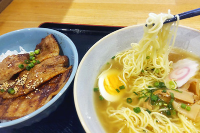 新メニューの「浜鶏ラーメンミニ豚丼セット」