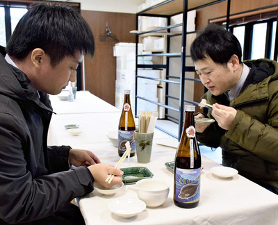 工房で「オール浪江」の逸品を味わう来場者