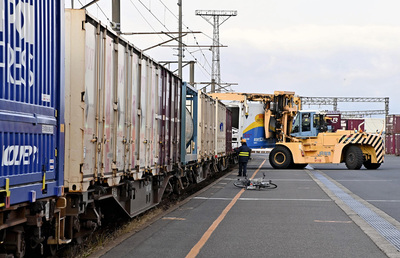 到着した貨物列車に直接、コンテナを積み込むトップリフター