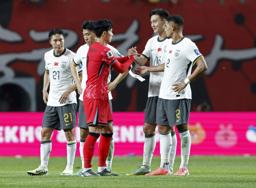 　Ｗ杯アジア２次予選の試合後、韓国のスター孫興民（中央左）に握手を求める中国の選手たち＝１１日、ソウル（ロイター＝共同）