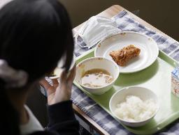 　給食を食べる児童