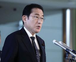 　首相官邸で記者団の取材に応じる岸田首相＝１２日