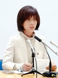 　記者会見する「つばさの党」の外山麻貴代表代理＝１３日午後、東京都庁