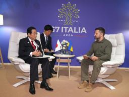 　ウクライナのゼレンスキー大統領（右）と会談する岸田首相＝１３日、イタリア南部プーリア州ファサーノ（共同）