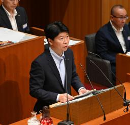 　岡山県議会本会議で１０月の知事選に立候補する意向を表明した伊原木隆太知事＝１４日午前