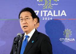 　Ｇ７サミットの日程を終え、記者団の取材に応じる岸田首相＝１５日、イタリア南部のタラント・グロッタリエ空港（共同）