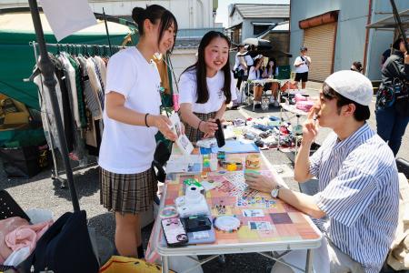 　群馬県館林市で開かれたロヒンギャの文化を体験できるイベント＝１６日午前