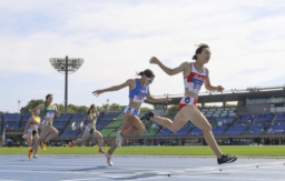 　女子２００メートル決勝　２３秒５３で優勝した山形愛羽（右端）。１００メートルとの２冠を達成した＝レモンガススタジアム平塚