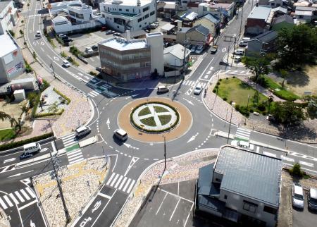 　長野県飯田市の環状交差点（同市提供）