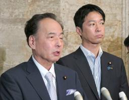 　記者団の質問に答える日本維新の会の浅田均参院会長。右は藤田幹事長＝１８日午前、国会