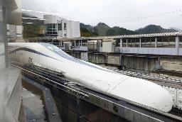 　試験走行しているリニア中央新幹線の車両＝２０２２年１０月、山梨県内