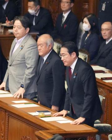 　衆院本会議で内閣不信任決議案が否決され、一礼する岸田首相（手前）ら＝２０日午後