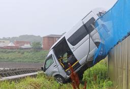 　フェンスを突き破り転落した障害者施設の送迎車＝２０日午後３時ごろ、熊本県苓北町