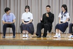 　愛知県一宮市の出身中学を訪れ、生徒や恩師と交流する車いすテニスの小田凱人（右から２人目）＝２１日