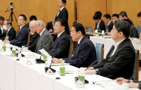 　経済財政諮問会議と新しい資本主義実現会議の合同会議で、あいさつする岸田首相（右から２人目）＝２１日午後、首相官邸