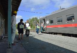 　２０１５年に行われた「秘境駅ツアー」の途中で列車を降りる参加者＝北海道幌延町のＪＲ宗谷線・雄信内駅