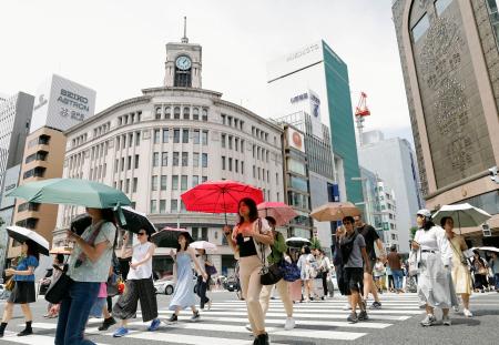 　梅雨の晴れ間に気温が上昇した東京・銀座を行き交う人たち＝２４日午後