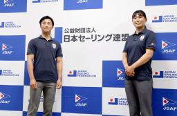 　記者会見で撮影に応じるセーリング日本代表の岡田奎樹（左）と吉岡美帆＝２８日、東京都内