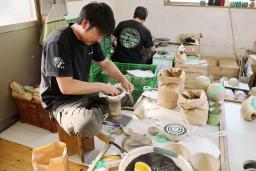 　「響屋大曲煙火」での花火の製作風景＝１１日、秋田県大仙市