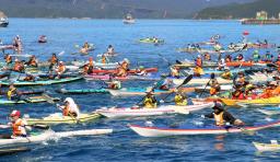 　鹿児島県瀬戸内町沖の大島海峡で開かれたシーカヤック大会＝７日午前