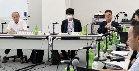 　再生医療等製品「ハートシート」について審議した厚労省の薬事審議会＝２４日午前、東京都港区