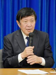 　記者会見する日本医学会連合の門脇孝会長＝１６日午後、厚労省