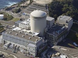 　関西電力美浜原発３号機＝１４日、福井県美浜町（共同通信社ヘリから）