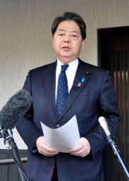 　拉致被害現場の視察後、記者団の取材に応じる林官房長官＝２４日午前、鳥取県米子市