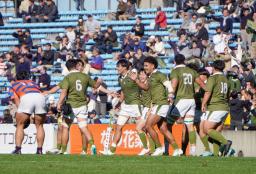 　法大に勝利し７年ぶりの優勝を決め、喜ぶ大東大の選手たち＝秩父宮ラグビー場