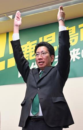 　鹿児島市長選で再選を決め、万歳する下鶴隆央氏＝２４日夜、鹿児島市