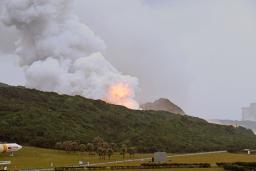 　火災が起きた「イプシロンＳ」のエンジン燃焼試験＝２６日午前８時３０分ごろ、鹿児島県の種子島宇宙センター