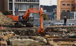 　大半を取り壊す工事が始まった、北九州市の初代門司駅遺構＝２８日午前