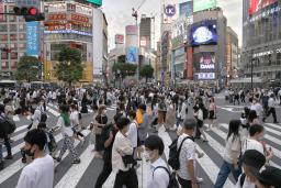 　東京・渋谷のスクランブル交差点を行き交う人たち＝２０２２年