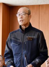 　記者会見する石川県輪島市の坂口茂市長＝２８日午前