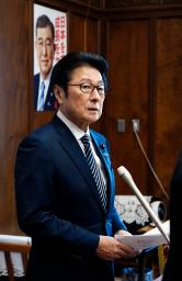 　立憲民主党の参院幹部との会談後、記者団の取材に応じる自民党の松山参院幹事長＝２８日午後、国会