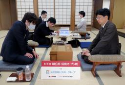 　移転する関西将棋会館での最後の公式戦に臨む谷川浩司１７世名人（右）ら＝２８日午前、大阪市（日本将棋連盟提供）