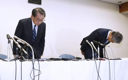 　記者会見で謝罪し頭を下げる安倍派の塩谷立座長（左）と高木毅元国対委員長＝１月、東京・永田町の自民党本部（肩書は当時）