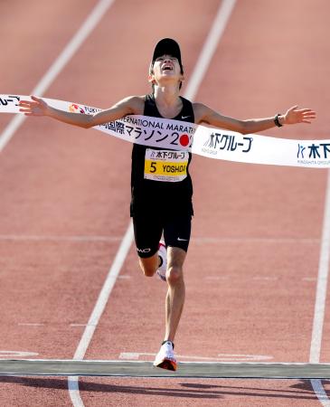 　福岡国際マラソン２０２４で優勝した吉田祐也＝平和台陸上競技場