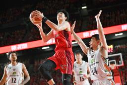 　琉球戦でシュートを狙う千葉Ｊの渡辺＝船橋市ららアリーナ東京ベイ（（Ｃ）Ｂ．ＬＥＡＧＵＥ）