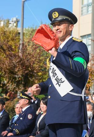 　大阪府警摂津署の一日署長に就任した矢野燿大さん＝２日、大阪府摂津市