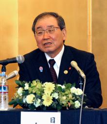 　記者会見する経団連の十倉雅和会長＝３日午後、徳島市