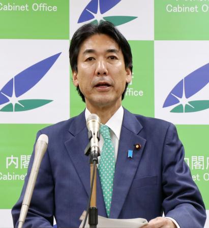 　記者会見する城内健康・医療戦略相＝３日午後、内閣府