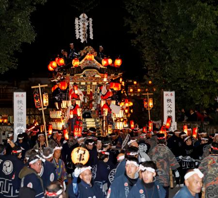 　秩父夜祭で秩父神社を出発する山車＝３日夜、埼玉県秩父市