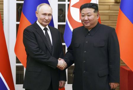 　会談前に握手するロシアのプーチン大統領（左）と北朝鮮の金正恩朝鮮労働党総書記＝６月、平壌（ＡＰ＝共同）